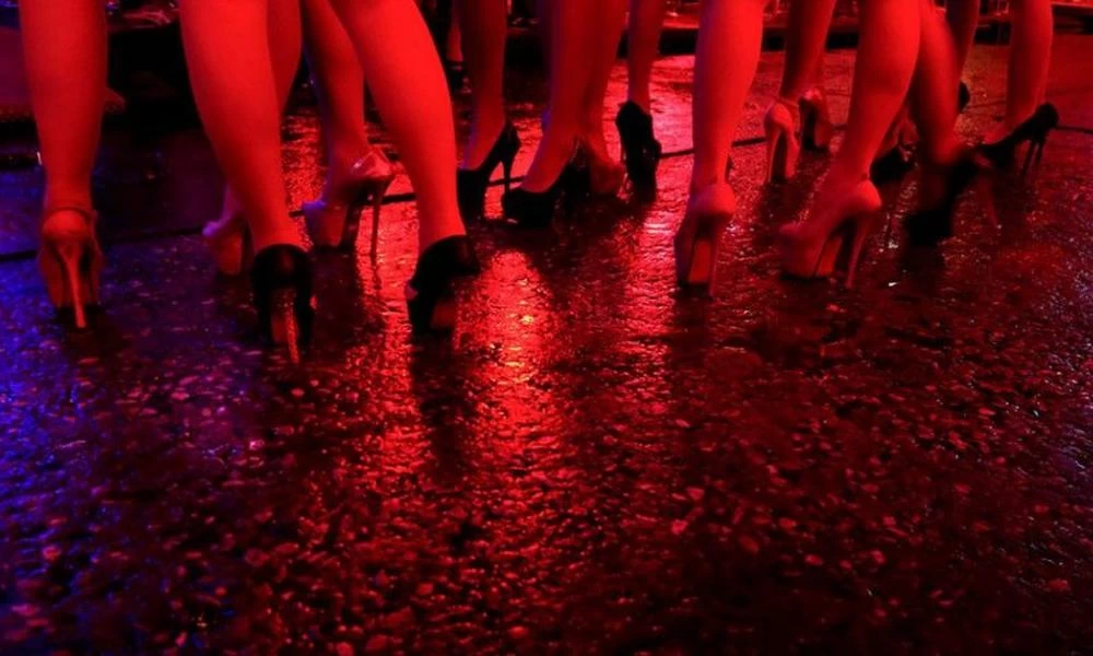 Λαοθάλασσα στους οίκους ανοχής: "Τους...διώχναμε για να μη δημιουργηθεί συνωστισμός"